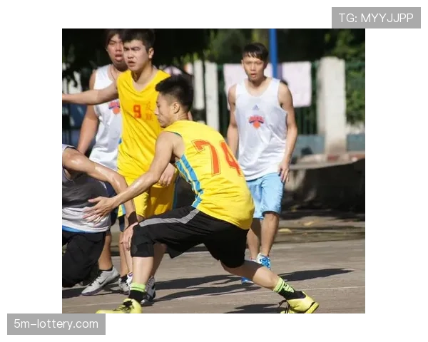 业余联赛教练培训课程增设模块,专门讲解如何防守对手的肋部穿插