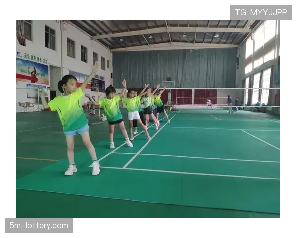 伊蒂哈德球场启动边线区域草皮维护升级项目,旨在保证赛季末冲刺阶段场地质量